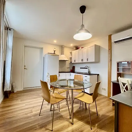 Sunny 2-room With King Size Bed Apartment